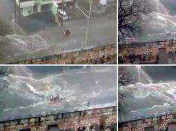 La lucha del motociclista para avanzar en una calle inundada