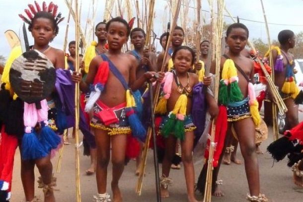 Miles de vírgenes bailan con la ilusión de ser la prometida del Rey