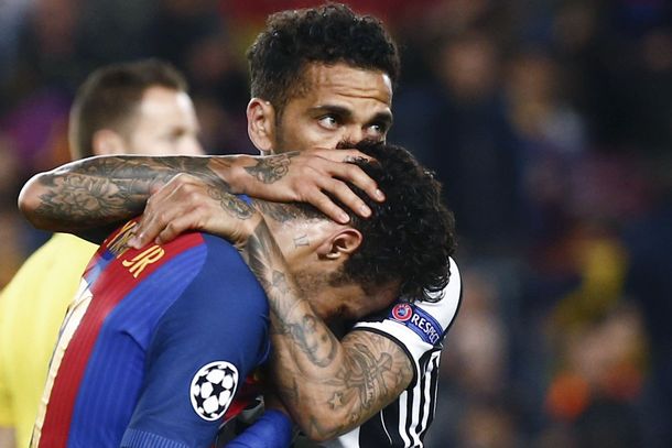 El llanto desconsolado de Neymar y el abrazo paternal de Dani Alves