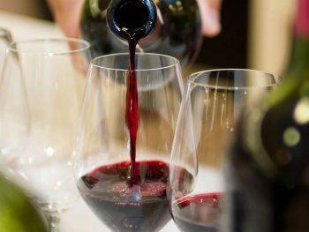 Subastan cajas con botellas de vino y champagne: cómo participar