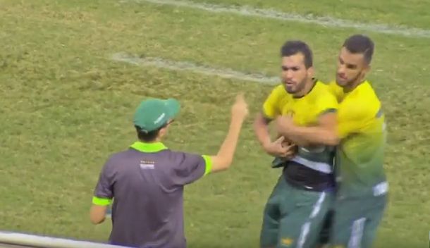 Un jugador fue reemplazado y le quiso pegar al DT