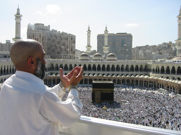 Un fiel reza en La Meca