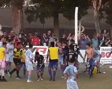 Escándalo en la Liga Rafaelina: revolearon una bicicleta de niños al campo de juego