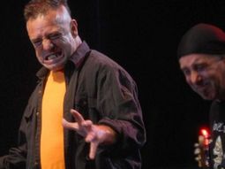 macho criollo: ricardo iorio choco con su auto y subio al escenario quebrado macho criollo: ricardo iorio choco con su auto y subio al escenario quebrado