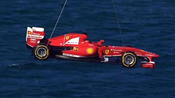 Insólito: la Ferrari de Alonso voló por Barcelona