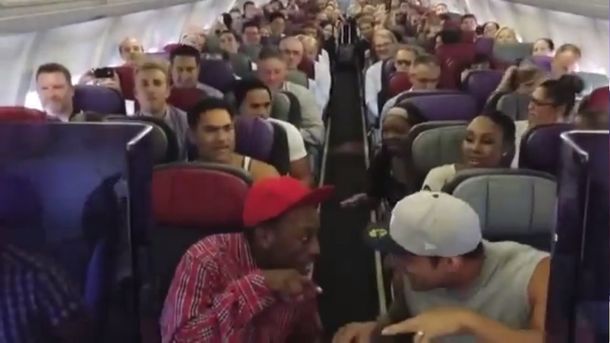 El elenco de El rey león se lució con una canción improvisada en un avión