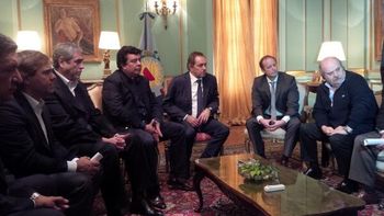 scioli, rodeado de intendentes en la firma de la policia local scioli, rodeado de intendentes en la firma de la policia local