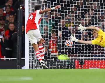 Otro show de Dibu: le habló a Aubameyang y le atajó el penal