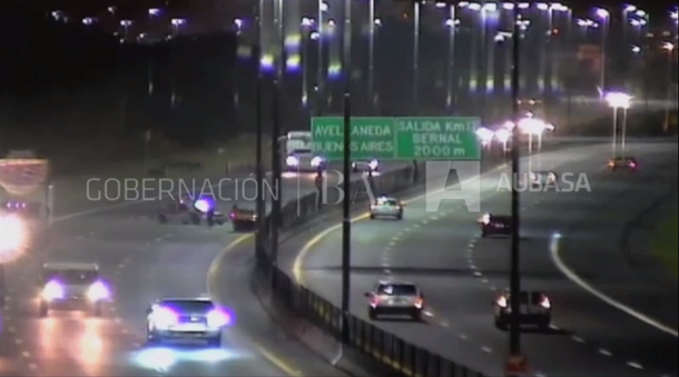 Espectacular vuelco en la autopista Buenos Aires-La Plata: mirá el video