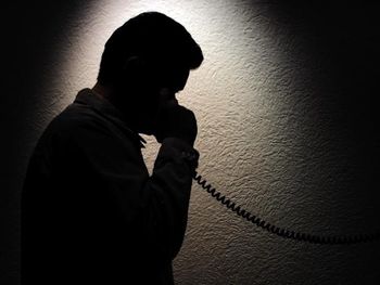 A un cura le sacaron fotos desnudo y lo extorsionaron