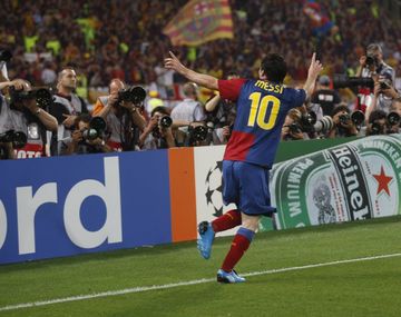 El festejo de Messi tras un gran cabezazo