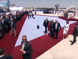 video: furiosa, melania le nego la mano a trump en publico video: furiosa, melania le nego la mano a trump en publico