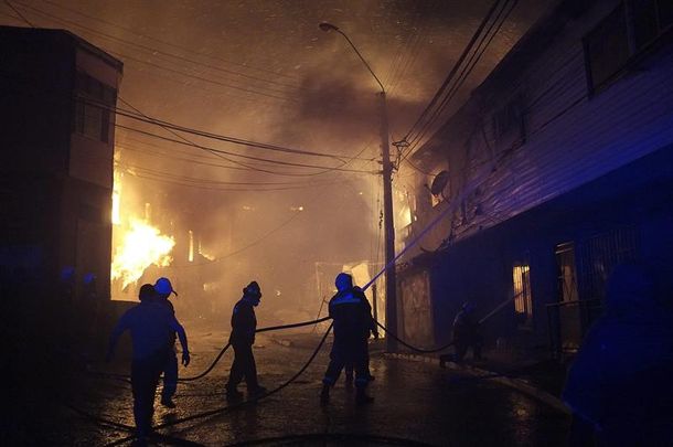 Dos muertos por el incendio que afecta a Valparaíso y Viña del Mar