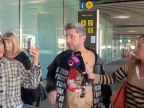 Jey Mammón llegó a Madrid y lo esperaban periodistas en el aeropuerto: qué dijo