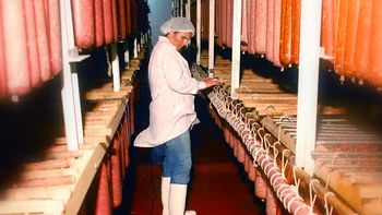 presentan en tandil un salame de 15 metros y mas de 50 kilos presentan en tandil un salame de 15 metros y mas de 50 kilos