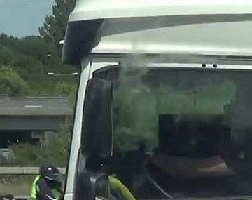Así lo capturaban in fraganti al camionero imprudente