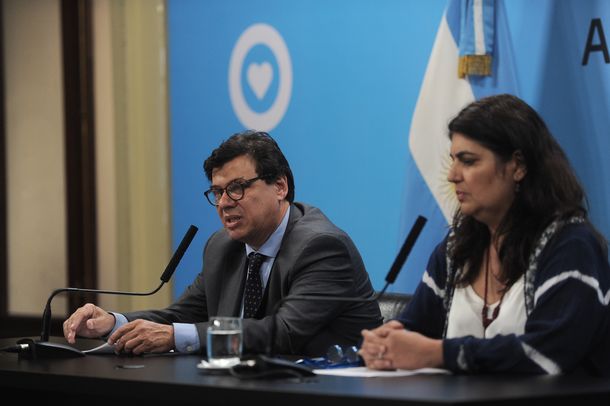 El ministro de Trabajo Claudio Moroni y la secretaria de Gesti&oacute;n y Empleo Ana Castellani