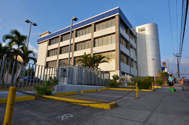Muere un bebé tras quedar dos horas encerrado en el auto de su padre