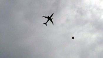 un caza de combate escolta a un avion de pasajeros por un dispositivo sospechoso un caza de combate escolta a un avion de pasajeros por un dispositivo sospechoso