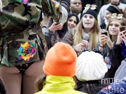 Una popstar que casi deja toda su retaguardia al descubierto