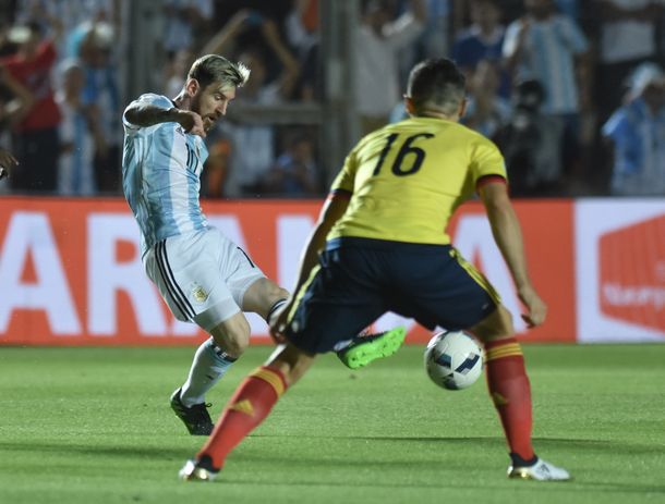Messi se iluminó e hizo otro golazo
