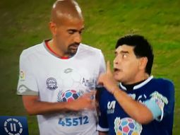 En pleno Partido por la Paz, Diego Maradona discutió con Juan Sebastián Verón En pleno Partido por la Paz, Diego Maradona discutió con Juan Sebastián Verón