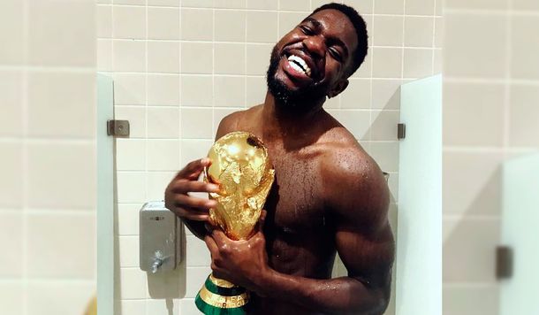 ¡Hasta en la ducha! Samuel Umtiti se bañó con la Copa del Mundo
