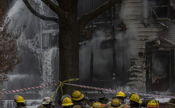 Una avioneta se estrelló contra el techo de una casa: seis muertos