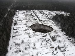 misterioso crater se traga varias casas en rusia misterioso crater se traga varias casas en rusia