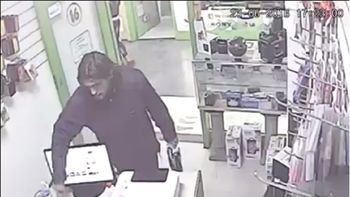 filmaron a un hombre robando un celular y lo escrachan en facebook filmaron a un hombre robando un celular y lo escrachan en facebook