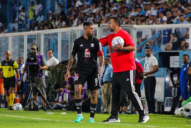 Deportivo Riestra goleó de visitante a Atlético Tucumán y quedó segundo en su grupo