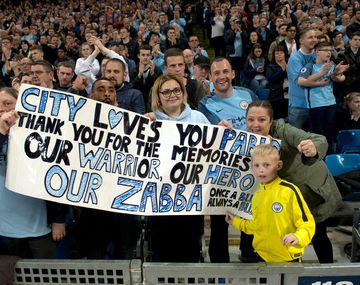 La bandera de los hinchas del City dedicada a Zabaleta