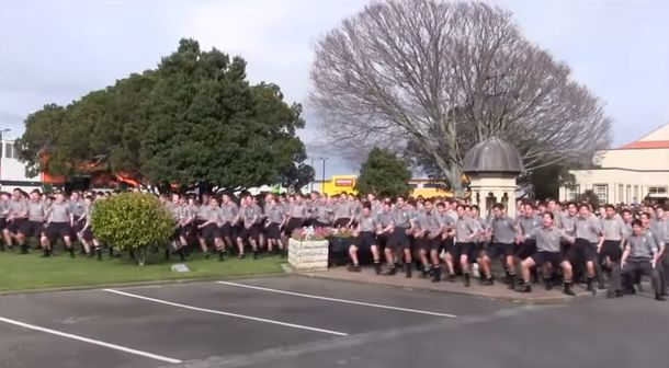Una multitud de chicos hizo el haka para despedir a su profesor favorito
