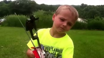 un nene lanzo una flecha sin mirar y acerto un nene lanzo una flecha sin mirar y acerto