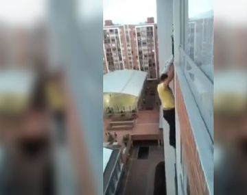 El temerario hombre arriesgó su vida para meter al perro para adentro del balcón