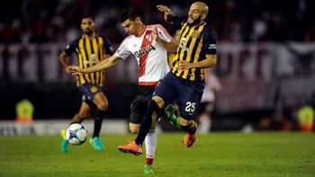 Pinola, con la camiseta de Central, se enfrentaba a River en el Monumental Pinola, con la camiseta de Central, se enfrentaba a River en el Monumental