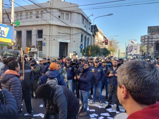 Tensión en Puente Pueyrredón por una protesta de trabajadores gráficos