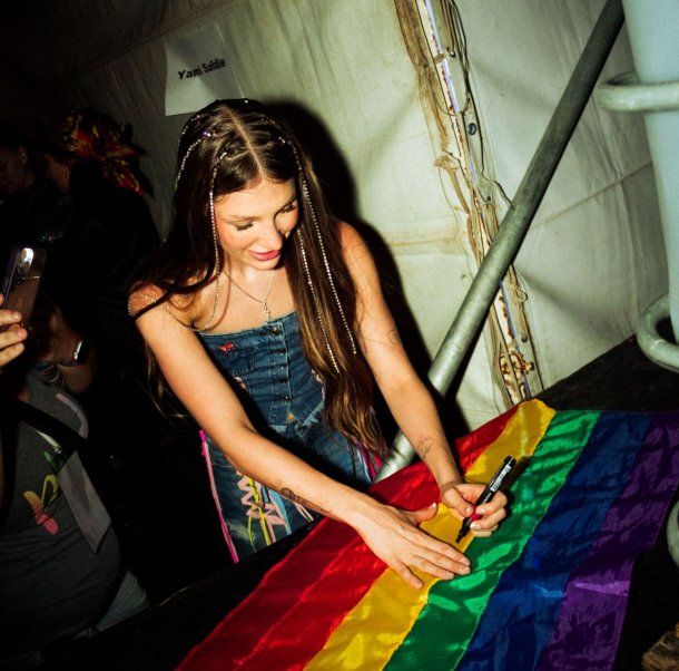 Yami Safdie brilló cantando en el escenario del Congreso en la 33° edición de la Marcha del Orgullo