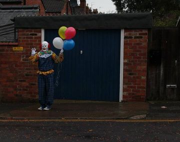 Un payaso de película aterroriza a un pueblo inglés