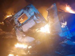 Triple choque de camiones, vuelco e incendio: hay un muerto