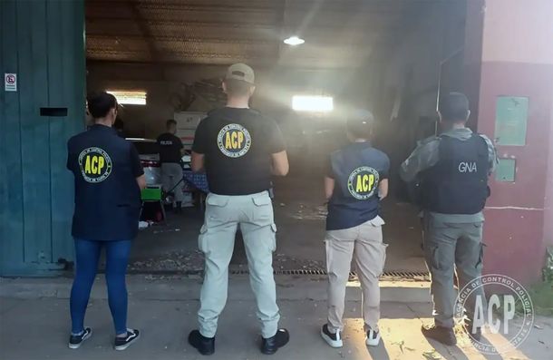 Rosario: allanan un galpón donde encontraron miles de dólares y detienen a jefes policiales