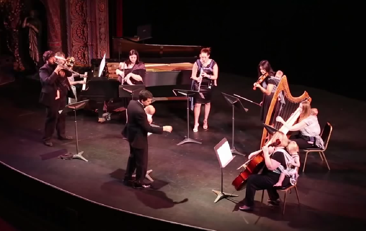 Un precioso experimento: músicos clásicos tocan junto a sus bebés