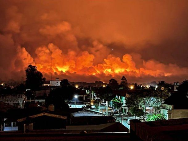 Pánico en Orán por un incendio gigantesco cerca de la ciudad