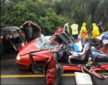 Totalmente destrozado quedó el vehículo aplastado