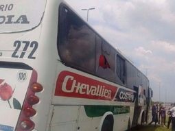 Los vidrios del colectivo quedaron destrozados&nbsp;