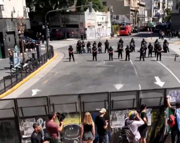 Fuerte operativo y tensión entre la Policía y manifestantes en el Congreso