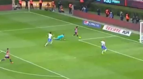 El ex jugador de Arsenal quedó expuesto en la agónica derrota de su equipo