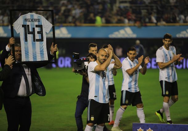 Chiqui Tapia exhibe la camiseta que recibió Javier Mascherano
