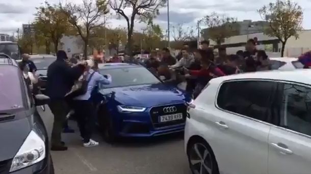 Un peligro: Messi salió del entrenamiento del Barcelona y los hinchas se le tiraron arriba del auto