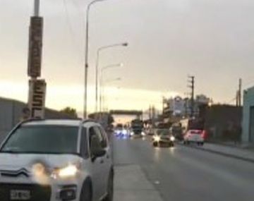 Una mujer cayó de un auto y murió atropellada por un camión